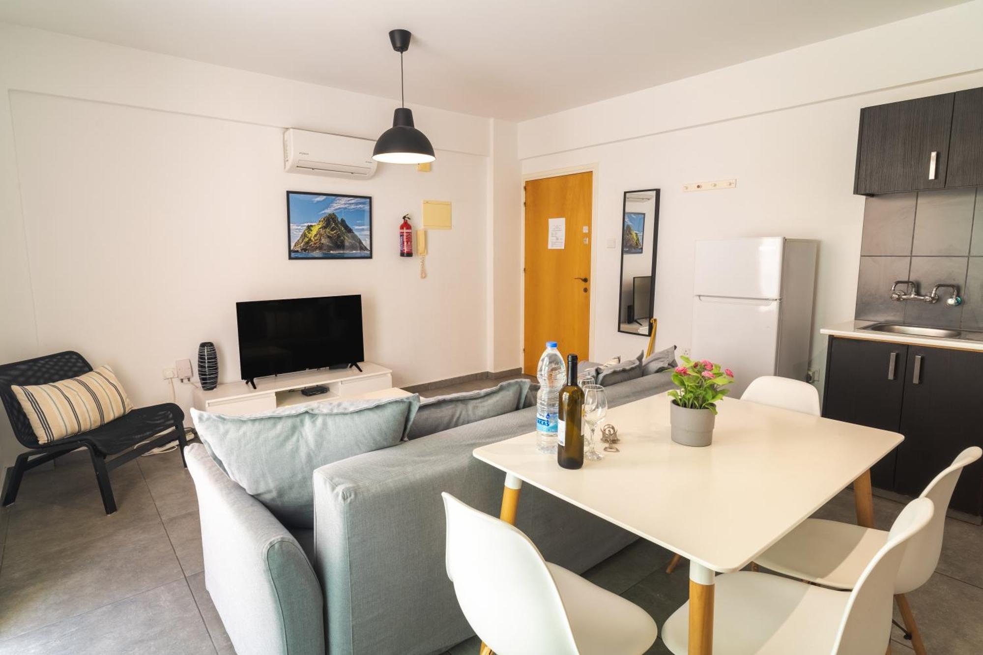 Appartement Kave Blue Mackenzie 1 Bdr Flat With Pool à Larnaca Extérieur photo