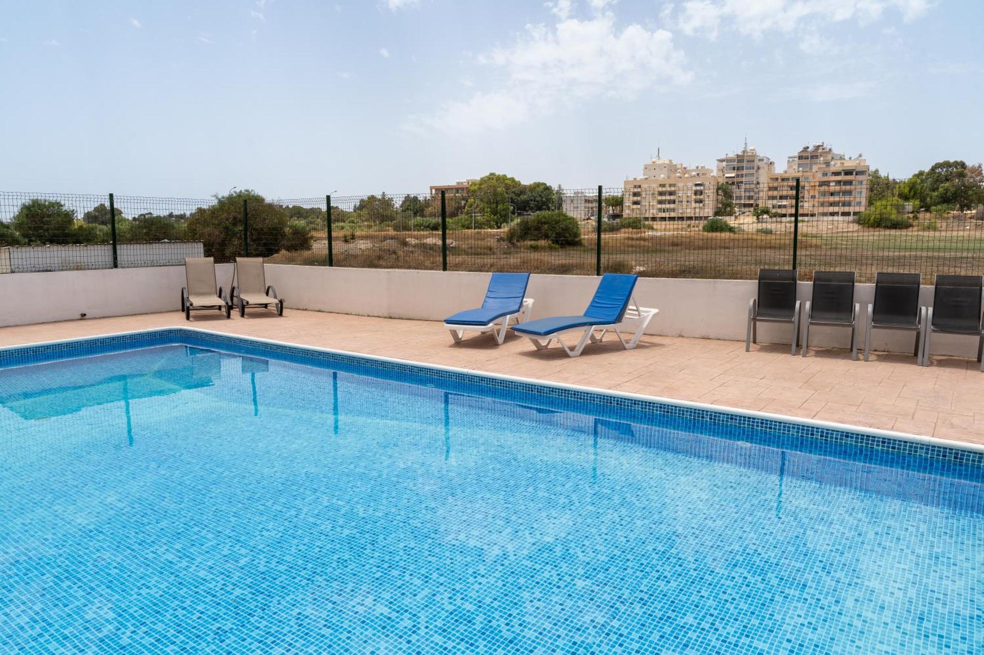Appartement Kave Blue Mackenzie 1 Bdr Flat With Pool à Larnaca Extérieur photo